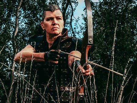 Lifestile Bild, Fotoshooting Mittelalter Outfit am Baum