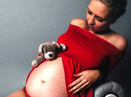 Babybauch Fotoshooting im roten Kleid