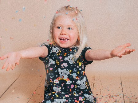 Kind, Fotoshooting mit Konfetti